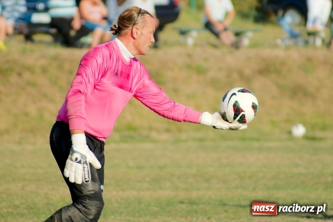 Zdjęcie w galerii na portalu naszraciborz.pl: A klasa: Brzezie pokonane. Pierwszy komplet punktów Tworkowa wiadomości z regionu