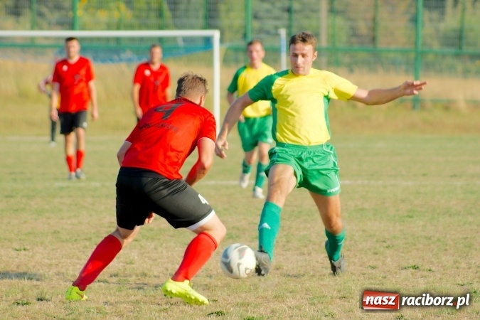 Zdjęcie w galerii na portalu naszraciborz.pl: A klasa: Brzezie pokonane. Pierwszy komplet punktów Tworkowa wiadomości z regionu