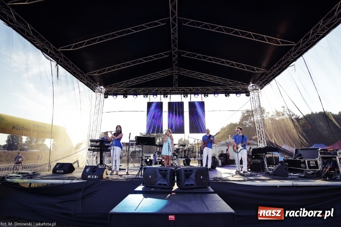 Zdjęcie w galerii na portalu naszraciborz.pl: Sarsa żegnała lato w Kuźni Raciborskiej. Tłumy ludzi na stadionie wiadomości z regionu