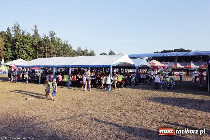 Zdjęcie w galerii na portalu naszraciborz.pl: Sarsa żegnała lato w Kuźni Raciborskiej. Tłumy ludzi na stadionie wiadomości z regionu