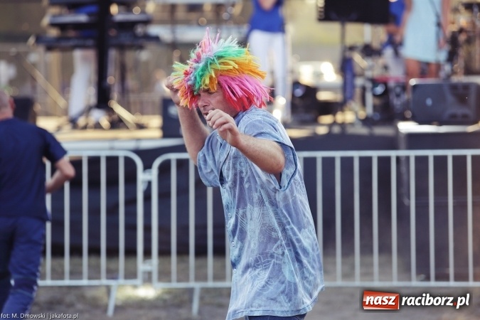 Zdjęcie w galerii na portalu naszraciborz.pl: Sarsa żegnała lato w Kuźni Raciborskiej. Tłumy ludzi na stadionie wiadomości z regionu