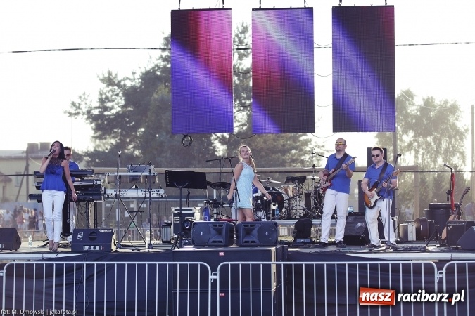 Zdjęcie w galerii na portalu naszraciborz.pl: Sarsa żegnała lato w Kuźni Raciborskiej. Tłumy ludzi na stadionie wiadomości z regionu