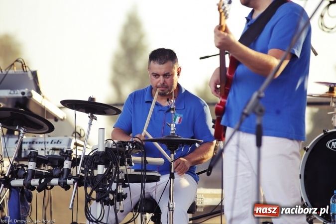 Zdjęcie w galerii na portalu naszraciborz.pl: Sarsa żegnała lato w Kuźni Raciborskiej. Tłumy ludzi na stadionie wiadomości z regionu