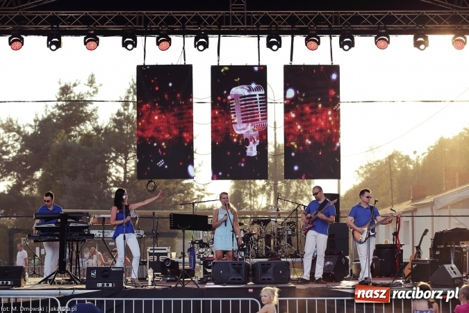 Zdjęcie w galerii na portalu naszraciborz.pl: Sarsa żegnała lato w Kuźni Raciborskiej. Tłumy ludzi na stadionie wiadomości z regionu
