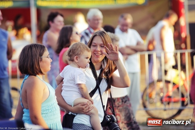 Zdjęcie w galerii na portalu naszraciborz.pl: Sarsa żegnała lato w Kuźni Raciborskiej. Tłumy ludzi na stadionie wiadomości z regionu