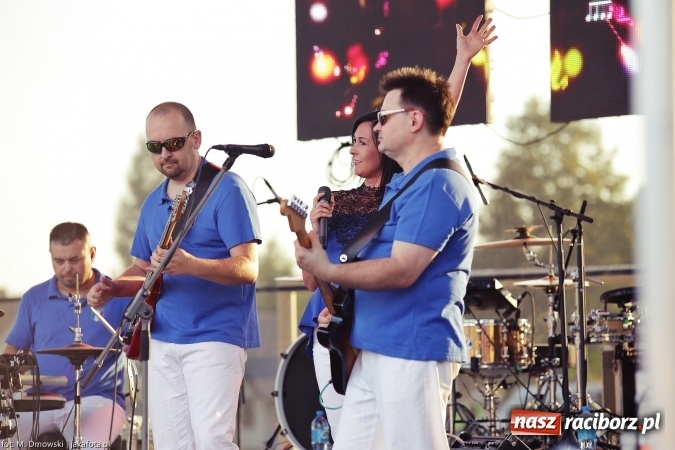 Zdjęcie w galerii na portalu naszraciborz.pl: Sarsa żegnała lato w Kuźni Raciborskiej. Tłumy ludzi na stadionie wiadomości z regionu