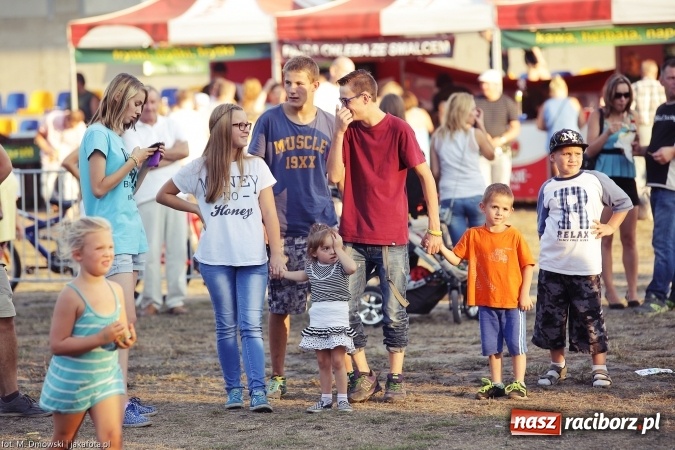 Zdjęcie w galerii na portalu naszraciborz.pl: Sarsa żegnała lato w Kuźni Raciborskiej. Tłumy ludzi na stadionie wiadomości z regionu
