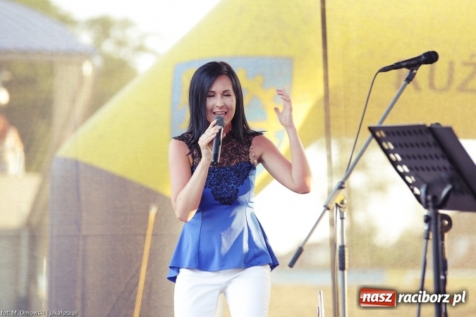 Zdjęcie w galerii na portalu naszraciborz.pl: Sarsa żegnała lato w Kuźni Raciborskiej. Tłumy ludzi na stadionie wiadomości z regionu