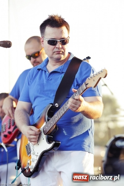 Zdjęcie w galerii na portalu naszraciborz.pl: Sarsa żegnała lato w Kuźni Raciborskiej. Tłumy ludzi na stadionie wiadomości z regionu