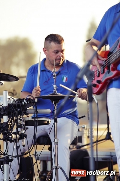 Zdjęcie w galerii na portalu naszraciborz.pl: Sarsa żegnała lato w Kuźni Raciborskiej. Tłumy ludzi na stadionie wiadomości z regionu