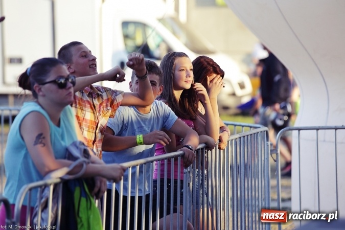 Zdjęcie w galerii na portalu naszraciborz.pl: Sarsa żegnała lato w Kuźni Raciborskiej. Tłumy ludzi na stadionie wiadomości z regionu