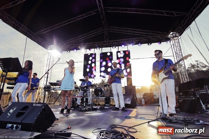 Zdjęcie w galerii na portalu naszraciborz.pl: Sarsa żegnała lato w Kuźni Raciborskiej. Tłumy ludzi na stadionie wiadomości z regionu