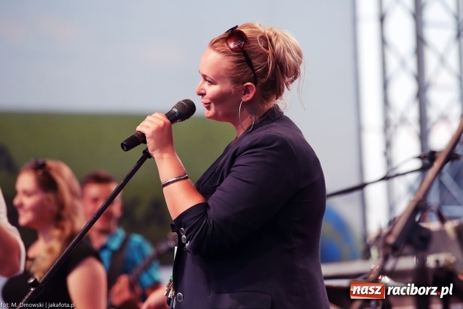 Zdjęcie w galerii na portalu naszraciborz.pl: Sarsa żegnała lato w Kuźni Raciborskiej. Tłumy ludzi na stadionie wiadomości z regionu