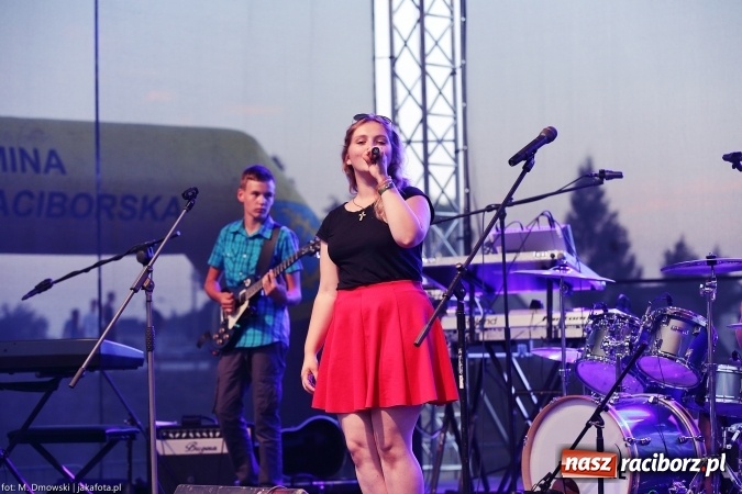 Zdjęcie w galerii na portalu naszraciborz.pl: Sarsa żegnała lato w Kuźni Raciborskiej. Tłumy ludzi na stadionie wiadomości z regionu