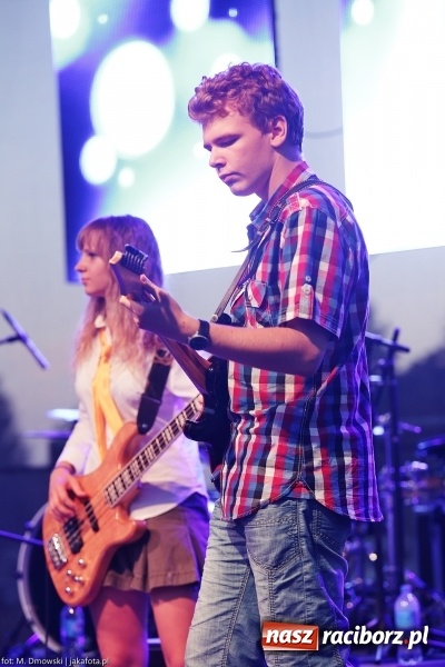 Zdjęcie w galerii na portalu naszraciborz.pl: Sarsa żegnała lato w Kuźni Raciborskiej. Tłumy ludzi na stadionie wiadomości z regionu