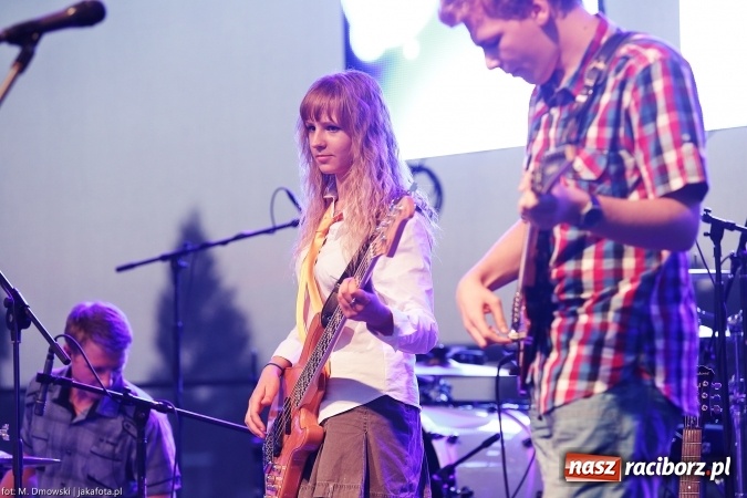 Zdjęcie w galerii na portalu naszraciborz.pl: Sarsa żegnała lato w Kuźni Raciborskiej. Tłumy ludzi na stadionie wiadomości z regionu