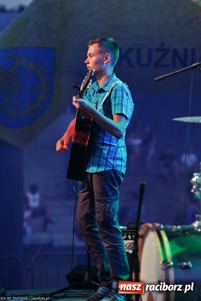 Zdjęcie w galerii na portalu naszraciborz.pl: Sarsa żegnała lato w Kuźni Raciborskiej. Tłumy ludzi na stadionie wiadomości z regionu