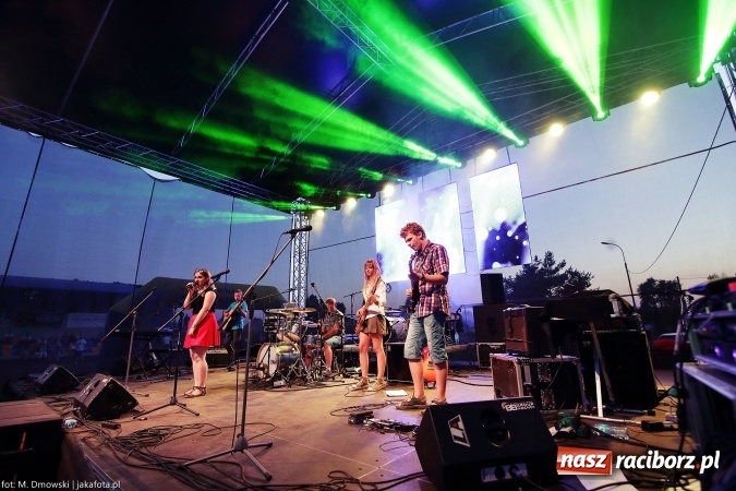 Zdjęcie w galerii na portalu naszraciborz.pl: Sarsa żegnała lato w Kuźni Raciborskiej. Tłumy ludzi na stadionie wiadomości z regionu