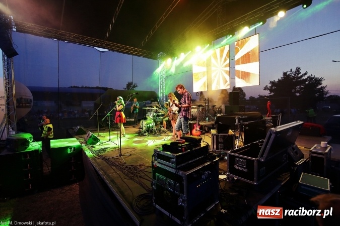 Zdjęcie w galerii na portalu naszraciborz.pl: Sarsa żegnała lato w Kuźni Raciborskiej. Tłumy ludzi na stadionie wiadomości z regionu