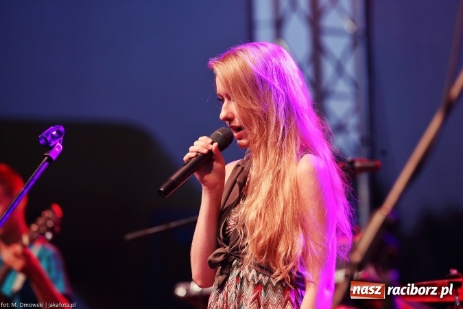 Zdjęcie w galerii na portalu naszraciborz.pl: Sarsa żegnała lato w Kuźni Raciborskiej. Tłumy ludzi na stadionie wiadomości z regionu