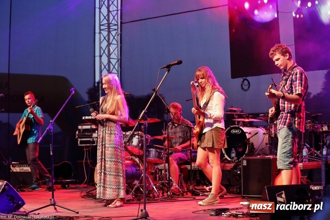 Zdjęcie w galerii na portalu naszraciborz.pl: Sarsa żegnała lato w Kuźni Raciborskiej. Tłumy ludzi na stadionie wiadomości z regionu