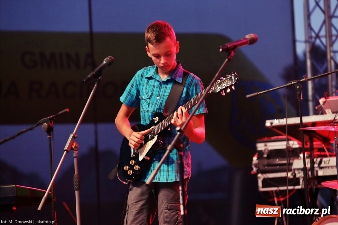 Zdjęcie w galerii na portalu naszraciborz.pl: Sarsa żegnała lato w Kuźni Raciborskiej. Tłumy ludzi na stadionie wiadomości z regionu