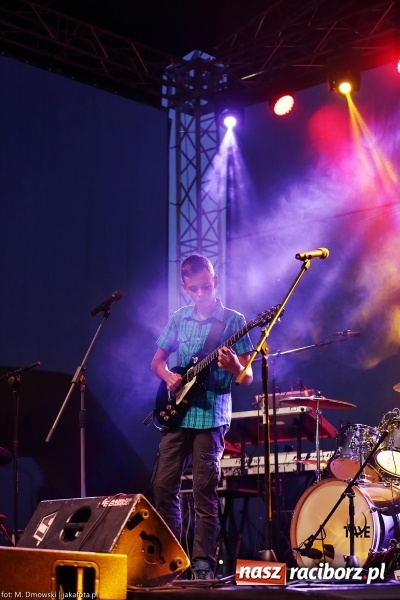 Zdjęcie w galerii na portalu naszraciborz.pl: Sarsa żegnała lato w Kuźni Raciborskiej. Tłumy ludzi na stadionie wiadomości z regionu