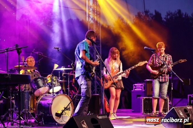 Zdjęcie w galerii na portalu naszraciborz.pl: Sarsa żegnała lato w Kuźni Raciborskiej. Tłumy ludzi na stadionie wiadomości z regionu