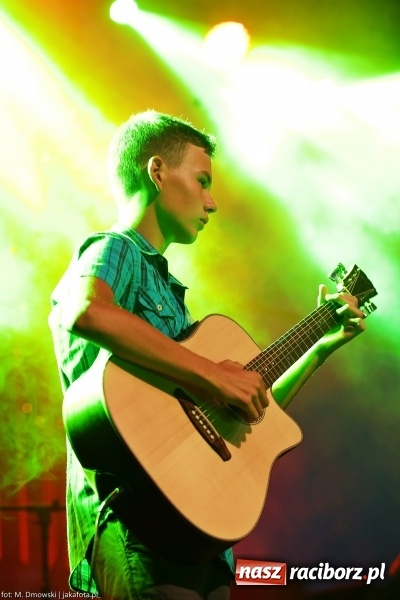 Zdjęcie w galerii na portalu naszraciborz.pl: Sarsa żegnała lato w Kuźni Raciborskiej. Tłumy ludzi na stadionie wiadomości z regionu