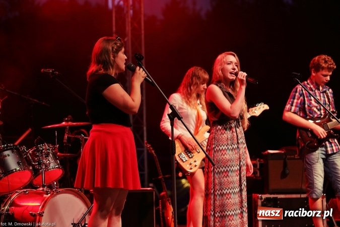 Zdjęcie w galerii na portalu naszraciborz.pl: Sarsa żegnała lato w Kuźni Raciborskiej. Tłumy ludzi na stadionie wiadomości z regionu