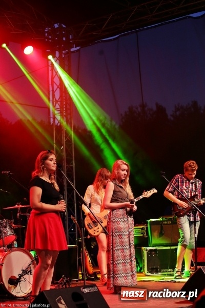Zdjęcie w galerii na portalu naszraciborz.pl: Sarsa żegnała lato w Kuźni Raciborskiej. Tłumy ludzi na stadionie wiadomości z regionu