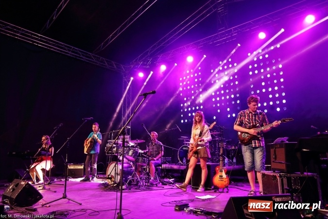 Zdjęcie w galerii na portalu naszraciborz.pl: Sarsa żegnała lato w Kuźni Raciborskiej. Tłumy ludzi na stadionie wiadomości z regionu