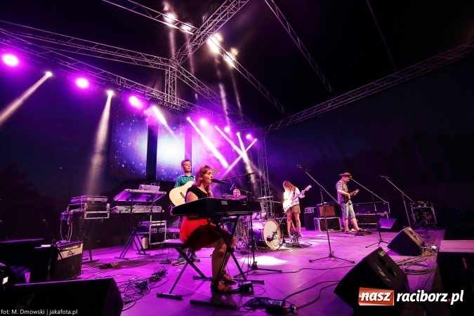 Zdjęcie w galerii na portalu naszraciborz.pl: Sarsa żegnała lato w Kuźni Raciborskiej. Tłumy ludzi na stadionie wiadomości z regionu