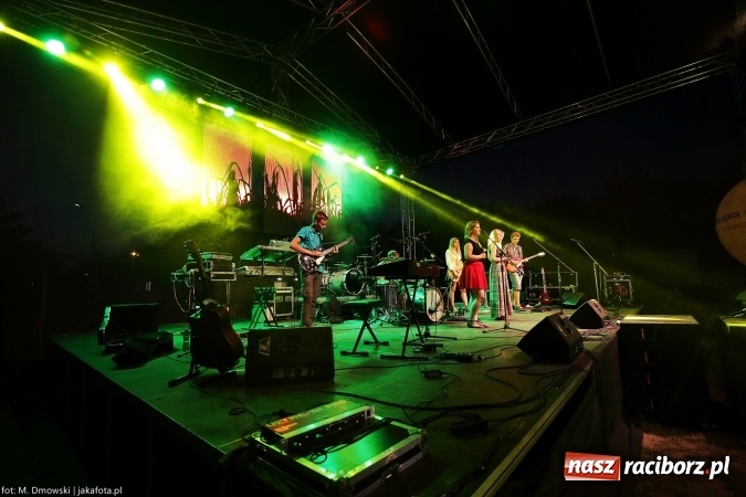 Zdjęcie w galerii na portalu naszraciborz.pl: Sarsa żegnała lato w Kuźni Raciborskiej. Tłumy ludzi na stadionie wiadomości z regionu