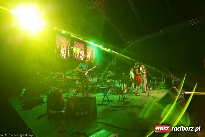 Zdjęcie w galerii na portalu naszraciborz.pl: Sarsa żegnała lato w Kuźni Raciborskiej. Tłumy ludzi na stadionie wiadomości z regionu