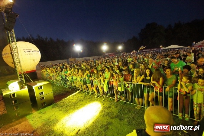 Zdjęcie w galerii na portalu naszraciborz.pl: Sarsa żegnała lato w Kuźni Raciborskiej. Tłumy ludzi na stadionie wiadomości z regionu