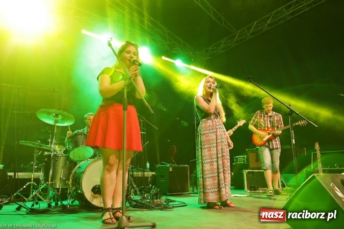 Zdjęcie w galerii na portalu naszraciborz.pl: Sarsa żegnała lato w Kuźni Raciborskiej. Tłumy ludzi na stadionie wiadomości z regionu