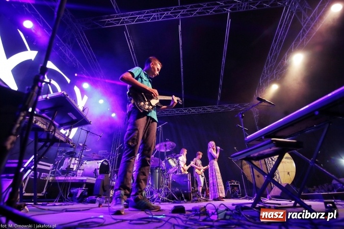 Zdjęcie w galerii na portalu naszraciborz.pl: Sarsa żegnała lato w Kuźni Raciborskiej. Tłumy ludzi na stadionie wiadomości z regionu