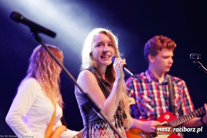 Zdjęcie w galerii na portalu naszraciborz.pl: Sarsa żegnała lato w Kuźni Raciborskiej. Tłumy ludzi na stadionie wiadomości z regionu