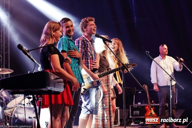 Zdjęcie w galerii na portalu naszraciborz.pl: Sarsa żegnała lato w Kuźni Raciborskiej. Tłumy ludzi na stadionie wiadomości z regionu