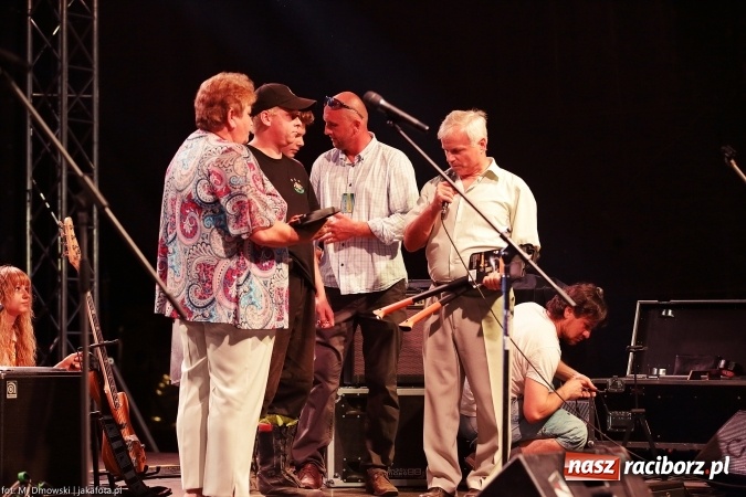 Zdjęcie w galerii na portalu naszraciborz.pl: Sarsa żegnała lato w Kuźni Raciborskiej. Tłumy ludzi na stadionie wiadomości z regionu