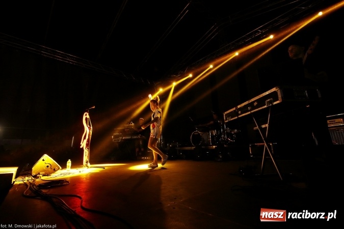 Zdjęcie w galerii na portalu naszraciborz.pl: Sarsa żegnała lato w Kuźni Raciborskiej. Tłumy ludzi na stadionie wiadomości z regionu