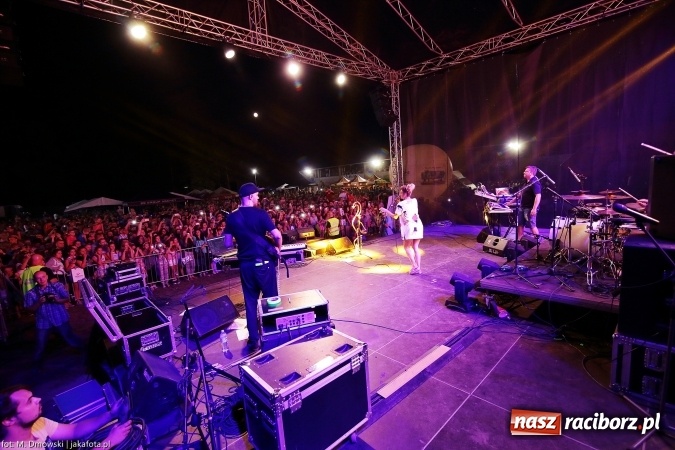 Zdjęcie w galerii na portalu naszraciborz.pl: Sarsa żegnała lato w Kuźni Raciborskiej. Tłumy ludzi na stadionie wiadomości z regionu