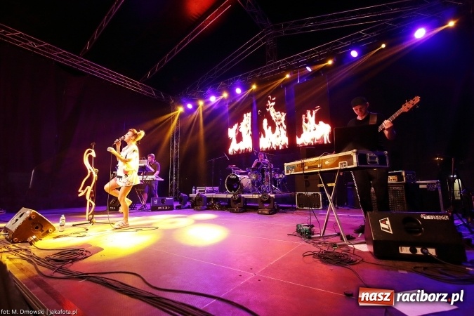 Zdjęcie w galerii na portalu naszraciborz.pl: Sarsa żegnała lato w Kuźni Raciborskiej. Tłumy ludzi na stadionie wiadomości z regionu