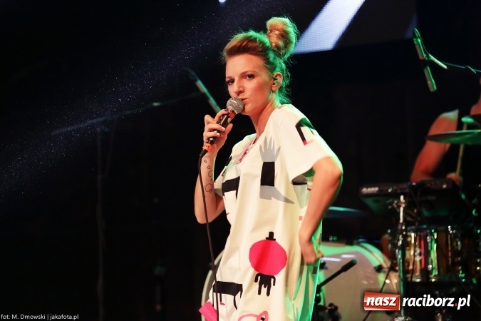 Zdjęcie w galerii na portalu naszraciborz.pl: Sarsa żegnała lato w Kuźni Raciborskiej. Tłumy ludzi na stadionie wiadomości z regionu