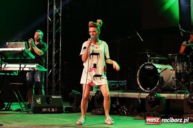 Zdjęcie w galerii na portalu naszraciborz.pl: Sarsa żegnała lato w Kuźni Raciborskiej. Tłumy ludzi na stadionie wiadomości z regionu