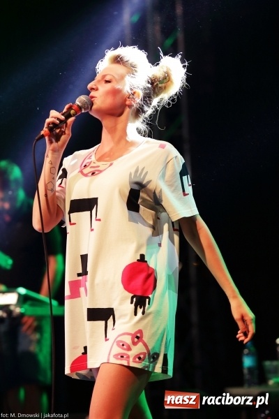 Zdjęcie w galerii na portalu naszraciborz.pl: Sarsa żegnała lato w Kuźni Raciborskiej. Tłumy ludzi na stadionie wiadomości z regionu