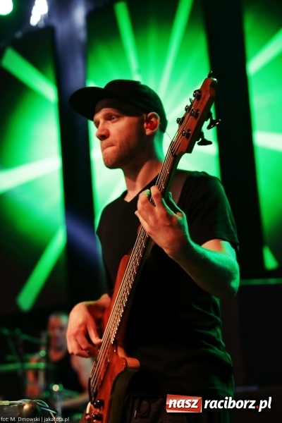 Zdjęcie w galerii na portalu naszraciborz.pl: Sarsa żegnała lato w Kuźni Raciborskiej. Tłumy ludzi na stadionie wiadomości z regionu