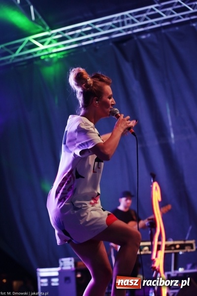 Zdjęcie w galerii na portalu naszraciborz.pl: Sarsa żegnała lato w Kuźni Raciborskiej. Tłumy ludzi na stadionie wiadomości z regionu