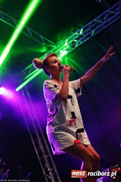 Zdjęcie w galerii na portalu naszraciborz.pl: Sarsa żegnała lato w Kuźni Raciborskiej. Tłumy ludzi na stadionie wiadomości z regionu